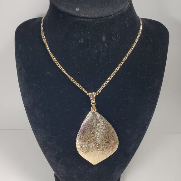 Gold Hammered Teardrop Jewelry Set | Elegant Pendant Necklace & Dangle Earrings - Picture 10 of 11